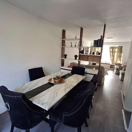 Nicely Decorated 3 Bedroom House Near Heathrow, London ステーンズ エクステリア 写真