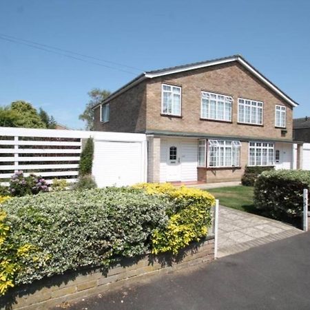 Nicely Decorated 3 Bedroom House Near Heathrow, London ステーンズ エクステリア 写真