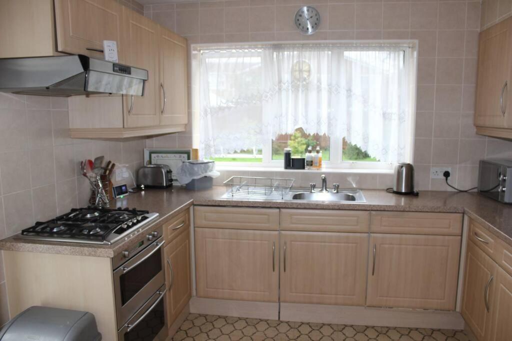 Nicely Decorated 3 Bedroom House Near Heathrow, London ステーンズ エクステリア 写真