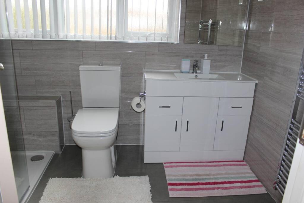 Nicely Decorated 3 Bedroom House Near Heathrow, London ステーンズ エクステリア 写真