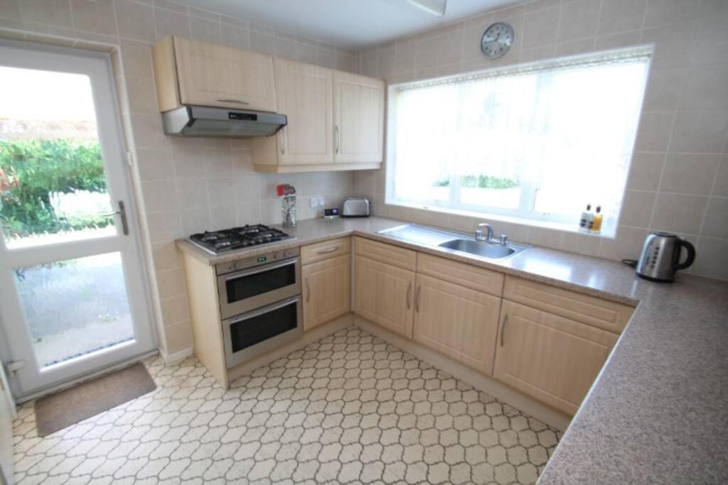 Nicely Decorated 3 Bedroom House Near Heathrow, London ステーンズ エクステリア 写真