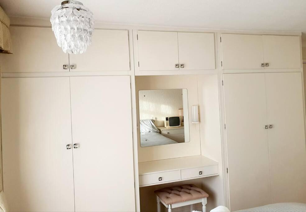 Nicely Decorated 3 Bedroom House Near Heathrow, London ステーンズ エクステリア 写真