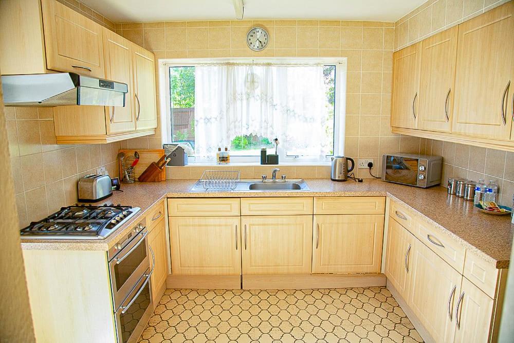 Nicely Decorated 3 Bedroom House Near Heathrow, London ステーンズ エクステリア 写真