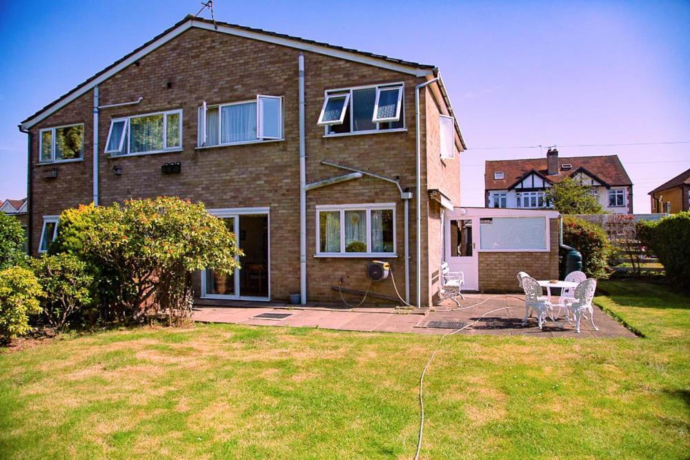 Nicely Decorated 3 Bedroom House Near Heathrow, London ステーンズ エクステリア 写真