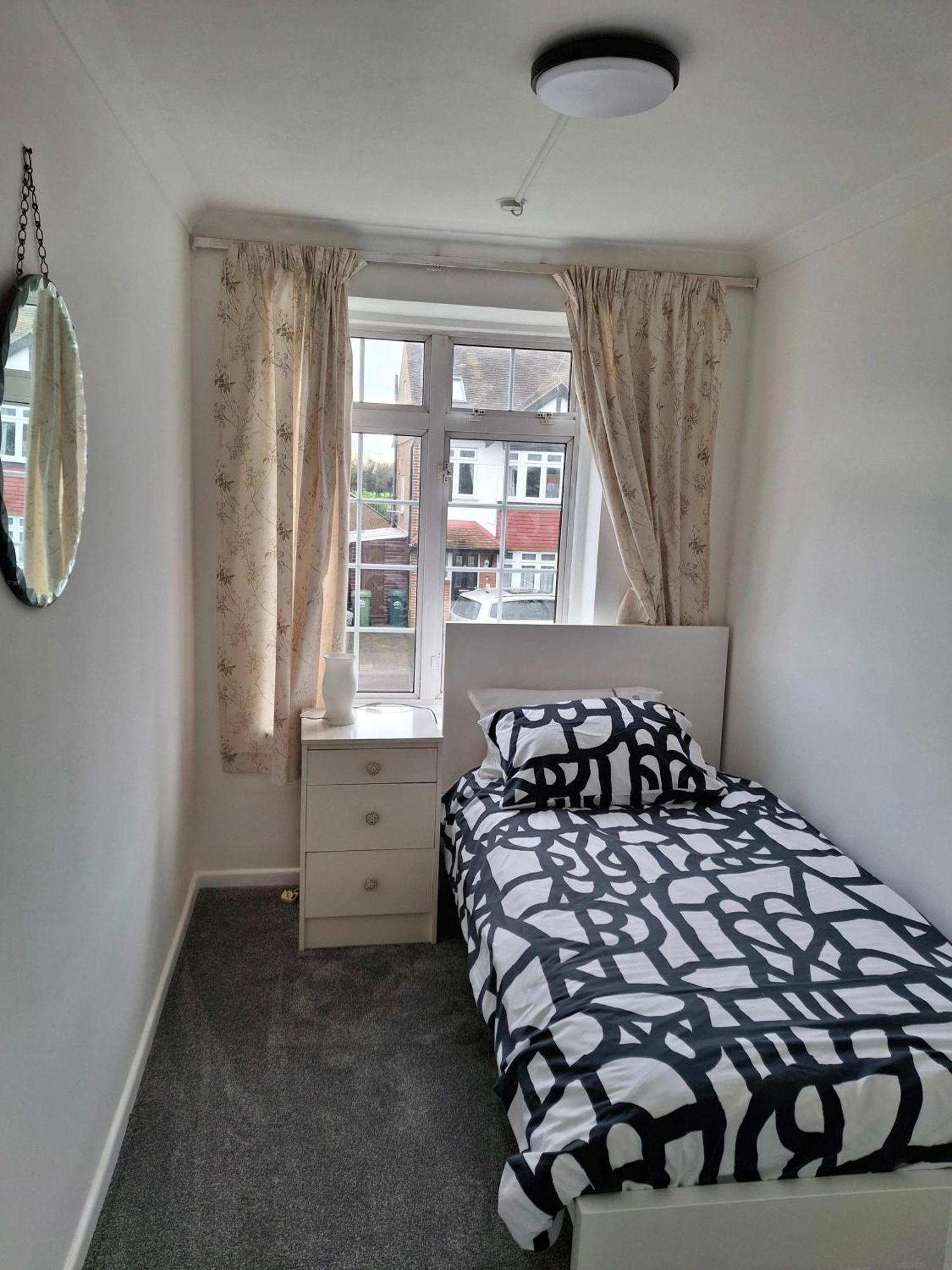 Nicely Decorated 3 Bedroom House Near Heathrow, London ステーンズ エクステリア 写真