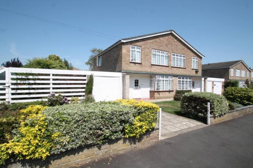 Nicely Decorated 3 Bedroom House Near Heathrow, London ステーンズ エクステリア 写真