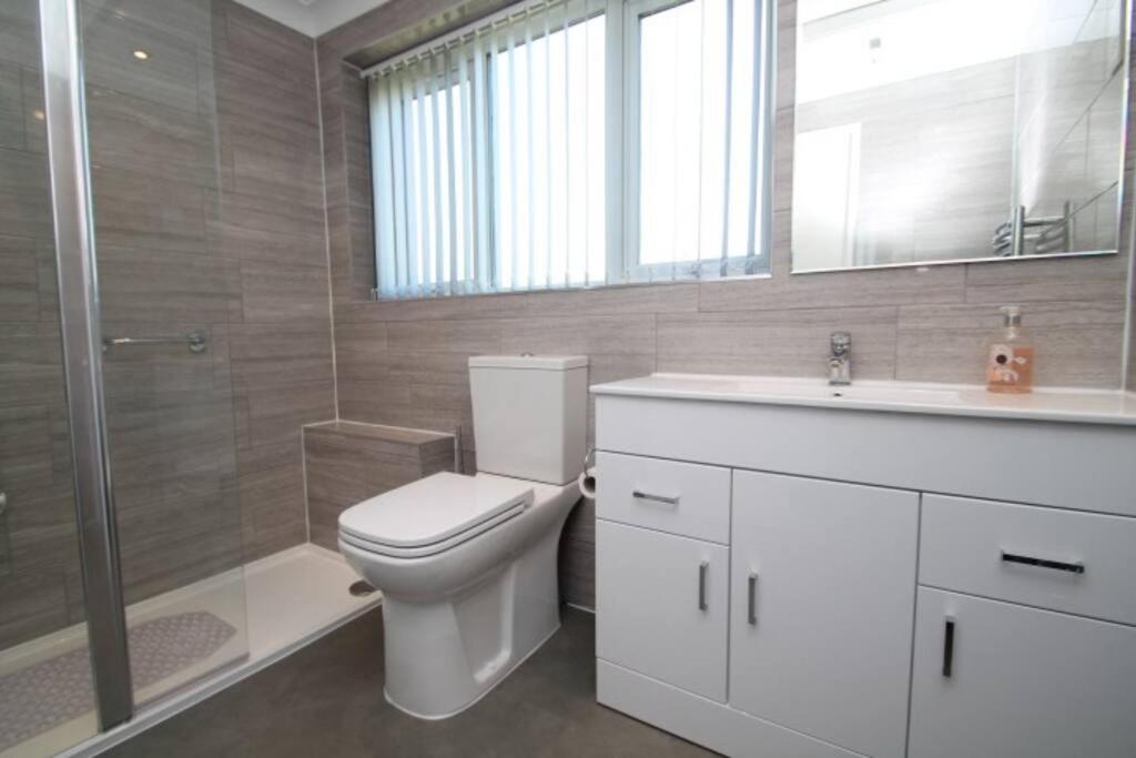 Nicely Decorated 3 Bedroom House Near Heathrow, London ステーンズ エクステリア 写真