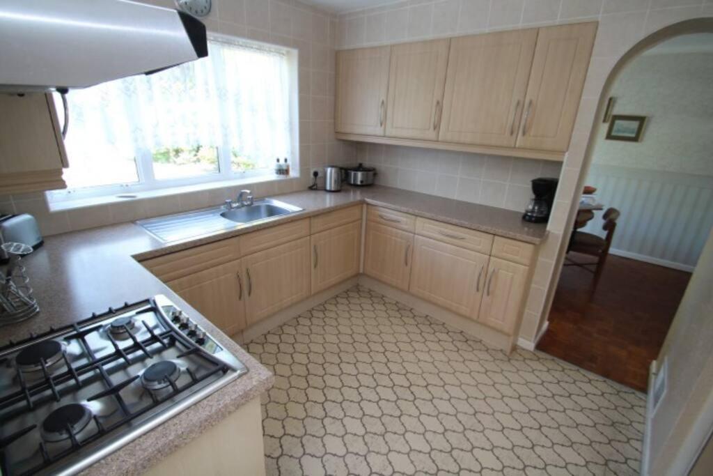 Nicely Decorated 3 Bedroom House Near Heathrow, London ステーンズ エクステリア 写真