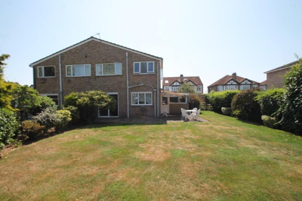Nicely Decorated 3 Bedroom House Near Heathrow, London ステーンズ エクステリア 写真