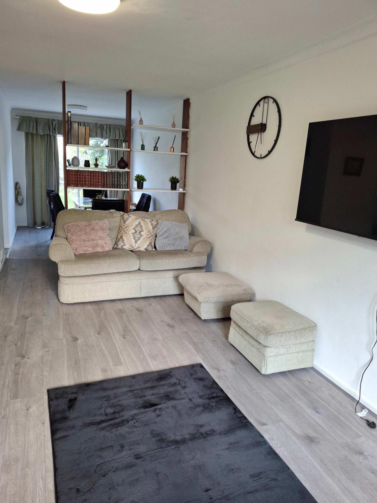 Nicely Decorated 3 Bedroom House Near Heathrow, London ステーンズ エクステリア 写真